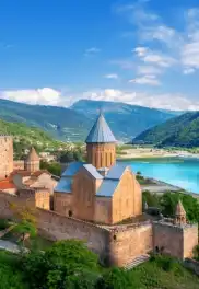 Dağ, gökyüzü ve bina 