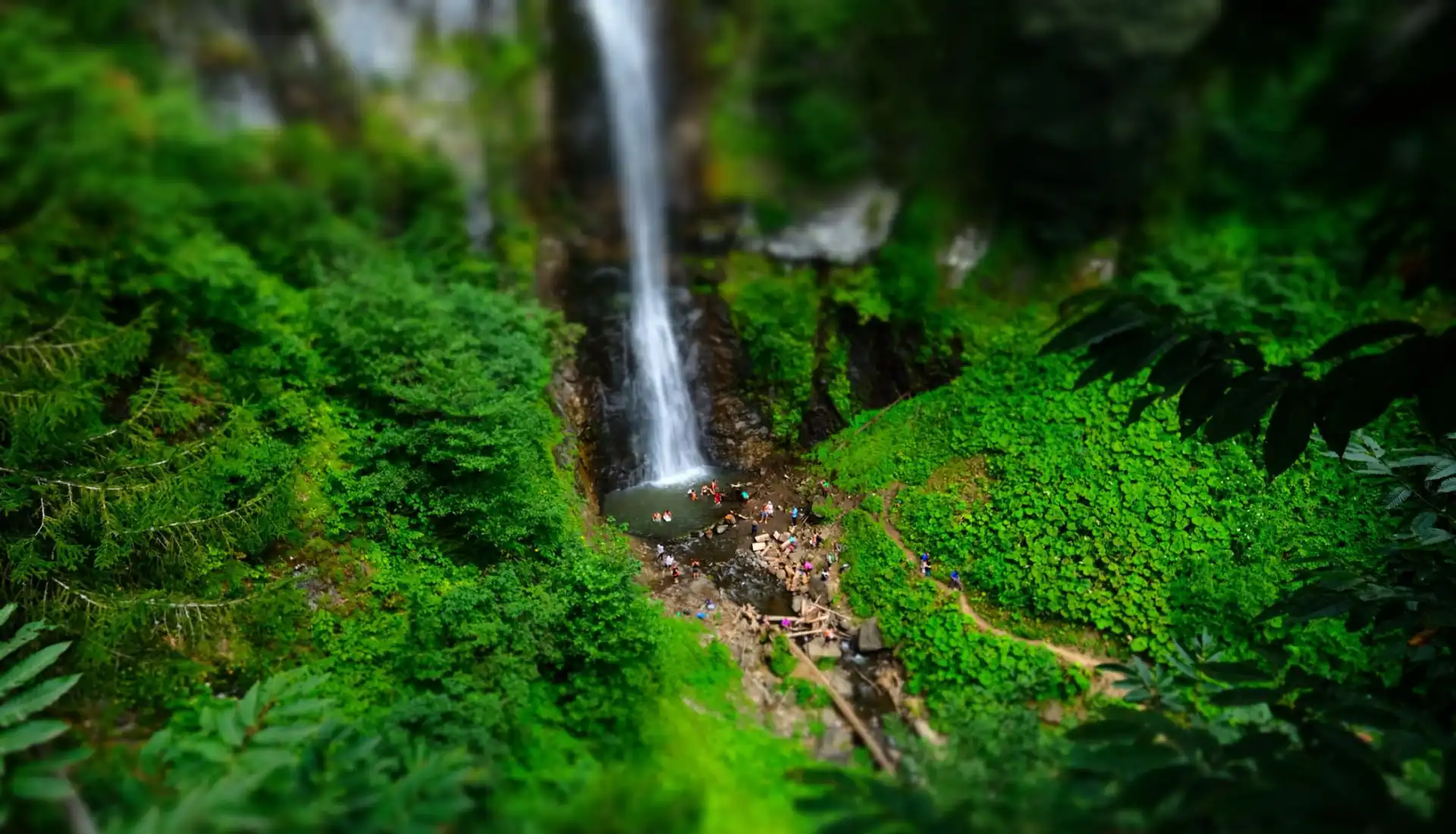 Macahel'in 64 metrelik şelalesi