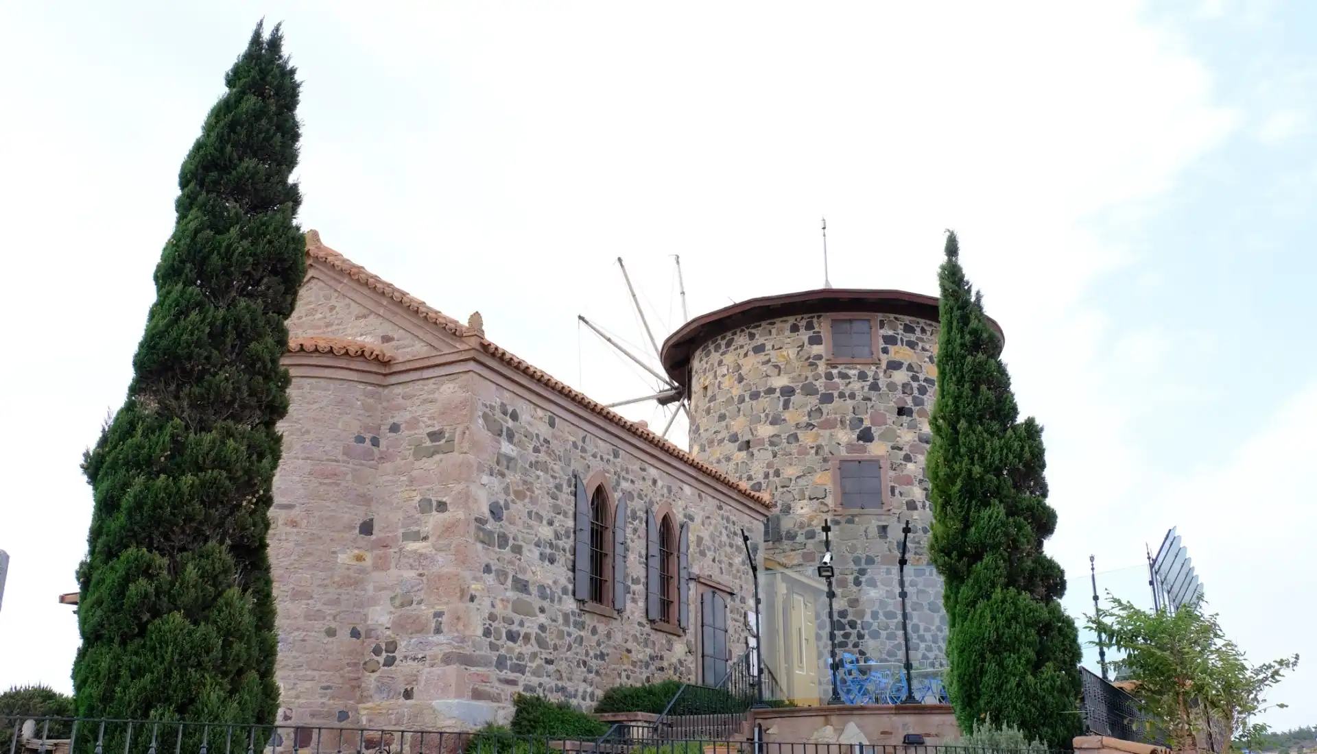 Kaz Dağları Trekking Turu Ağaçlar ve Bina