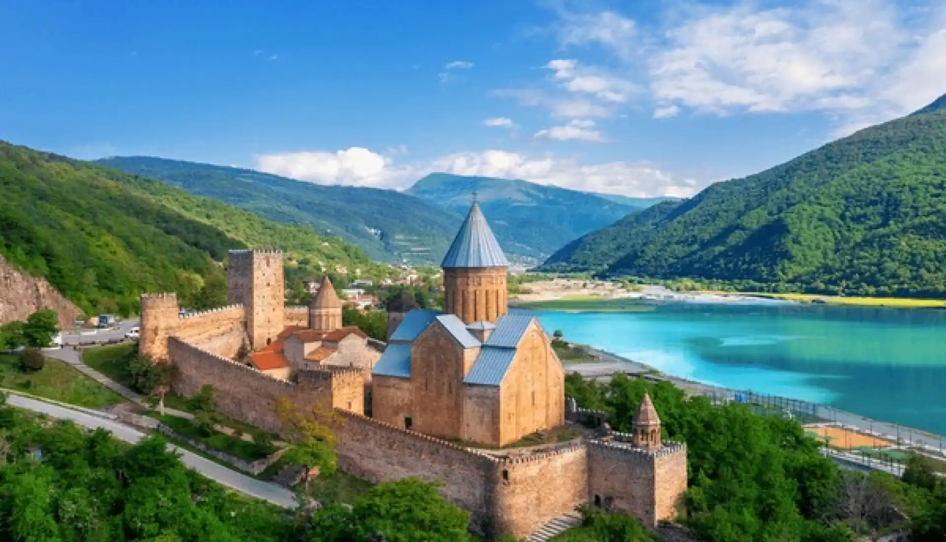 Dağ, gökyüzü ve bina 