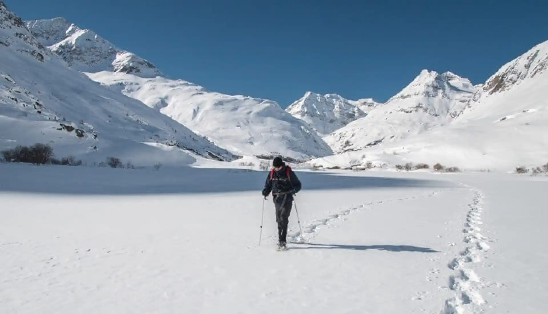 Finlandiya Karda Yürüyen İnsan