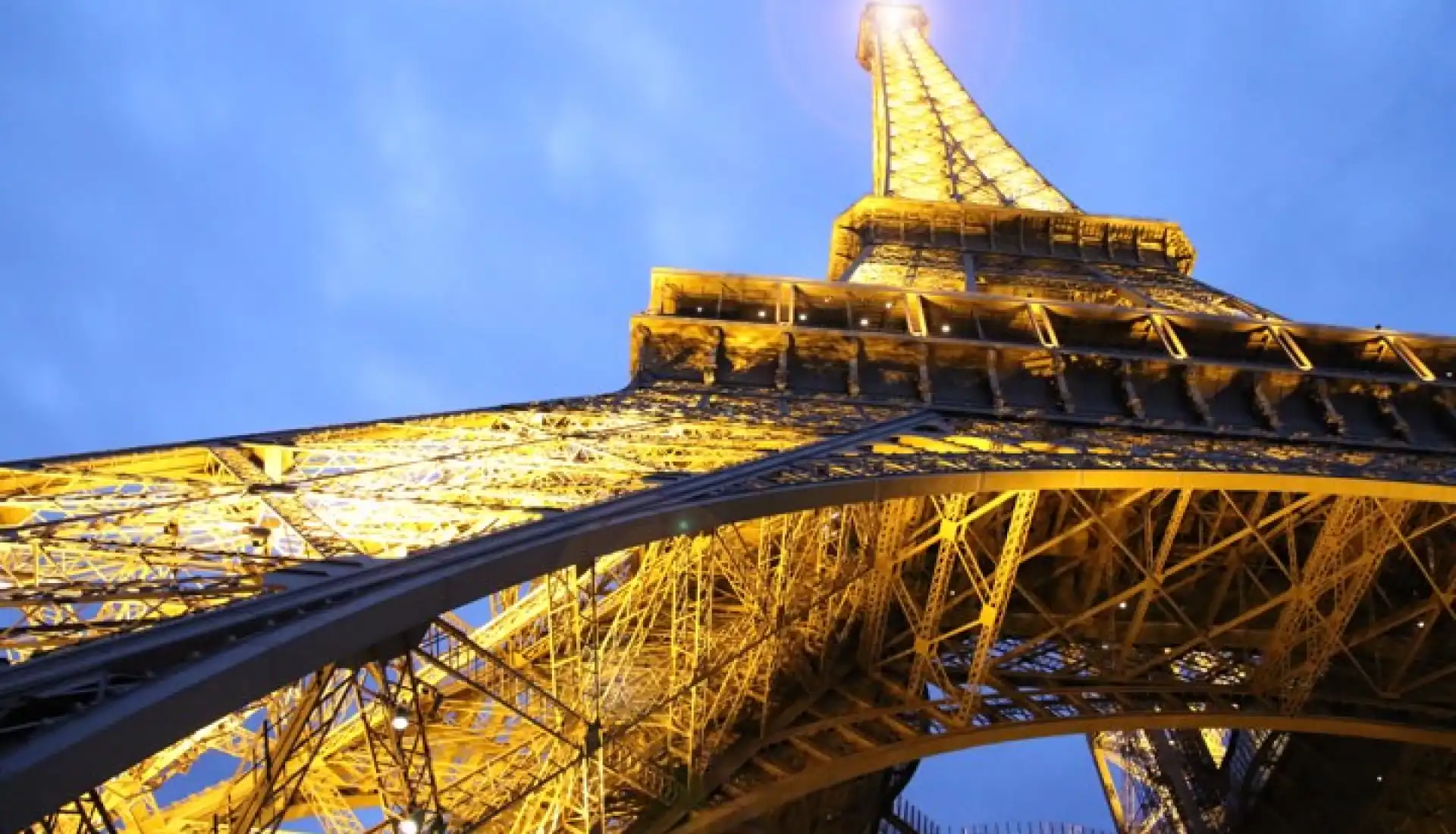 Eyfel Kulesi Işıklı Alttan Görünüm