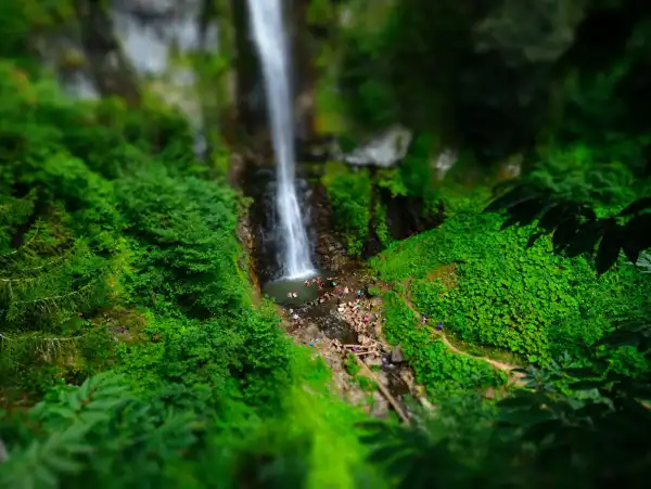 Macahel'in 64 metrelik şelalesi