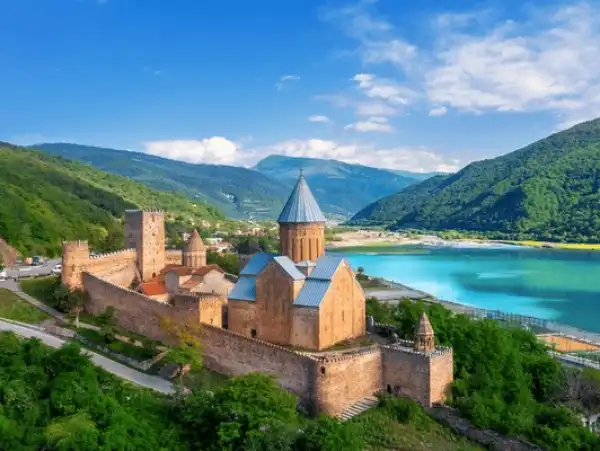 Dağ, gökyüzü ve bina 