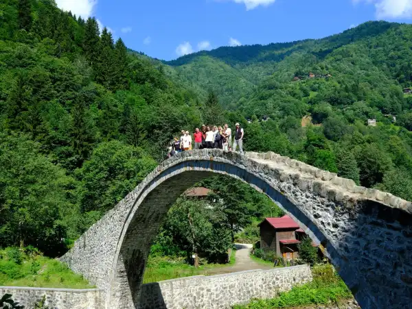 Tarihi kemer köprüler Fırtına vadisinin tarihi köprüleri