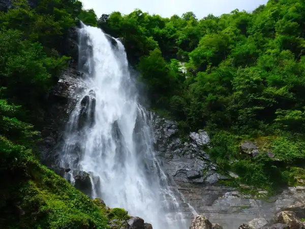 Mençuna Şelalesi Kamilet Vadininin en güzel şelalesi