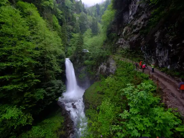 Palovit Şelalesi Rize Fırtına Vadisi'nin en büyük şelalesi