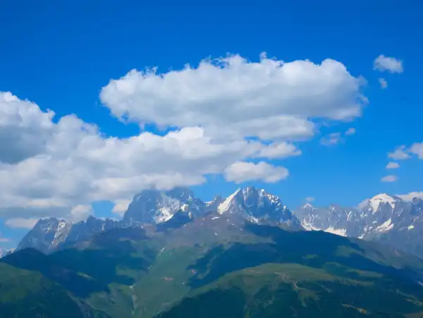 Mestia'dan Ushba Dağı Manzarası Gürcistan Macerası: Batum, Mestia, Ushguli ve Svaneti Turu Gökyüzü