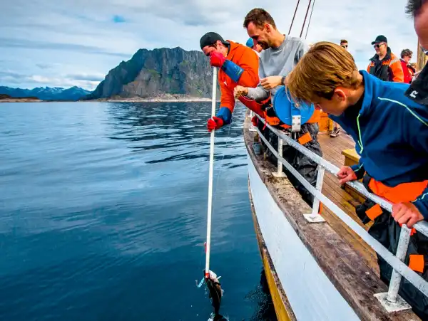 Kuzeyin Rüya Adaları 3: Norveç Lofoten Adaları Turu Norveç Lofoten Adaları Teknede Balık Tutmak