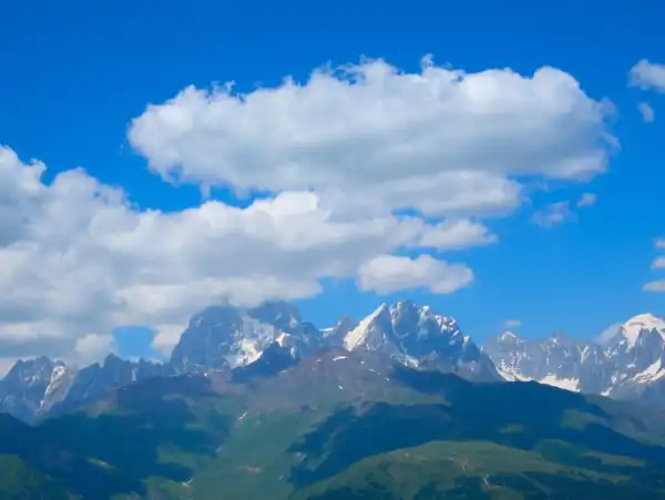 Mestia'dan Ushba Dağı Manzarası Premium Gürcistan Bsatum Svaneti Mestia Turu Macerası: Batum, Mestia, Ushguli ve Svaneti Turu Gökyüzü