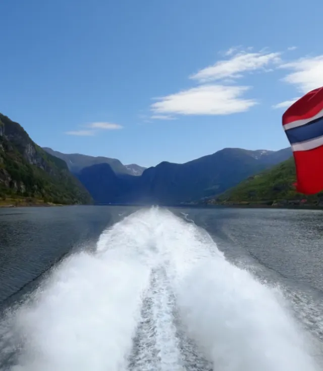 ノルウェーのフィヨルドとプレーケストーレンツアー