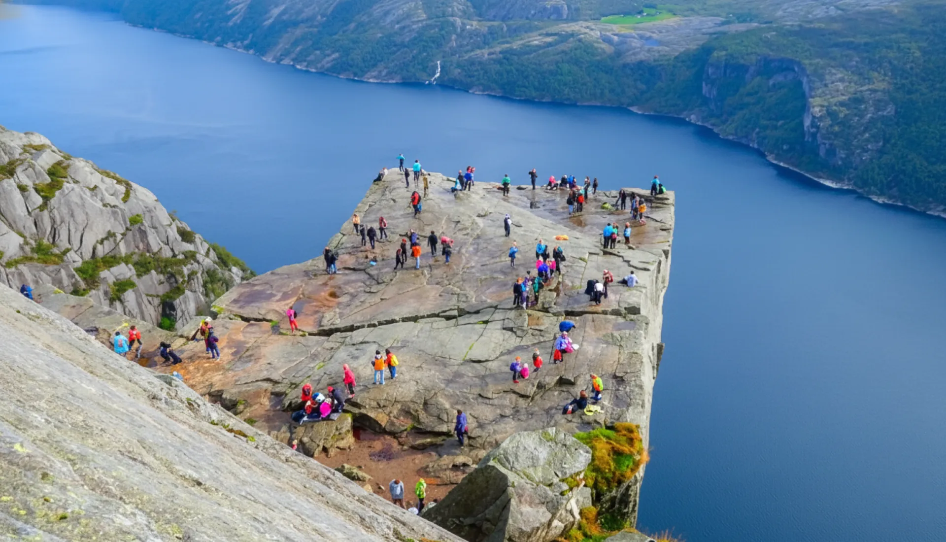 ノルウェーのフィヨルドとプレーケストーレンツアー