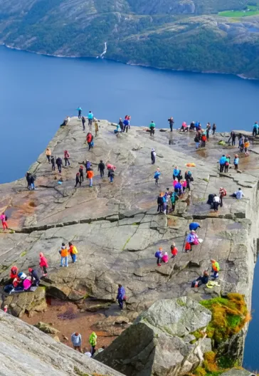 ノルウェーのフィヨルドとプレーケストーレンツアー